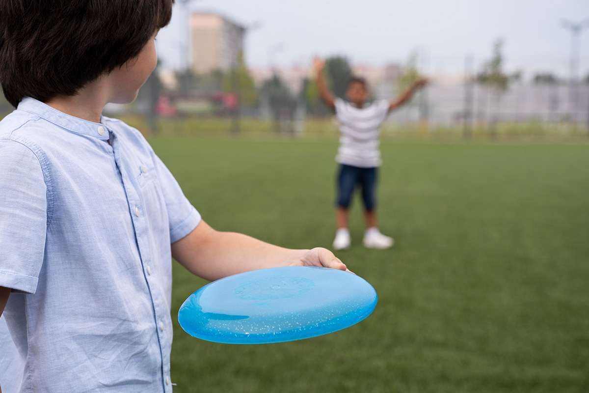 Bambini che giocano a Frisbee in un parco