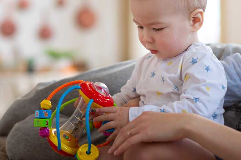 Giochi Sensoriali per Neonati: Guida Completa per Stimolare i Sensi del Tuo Bambino