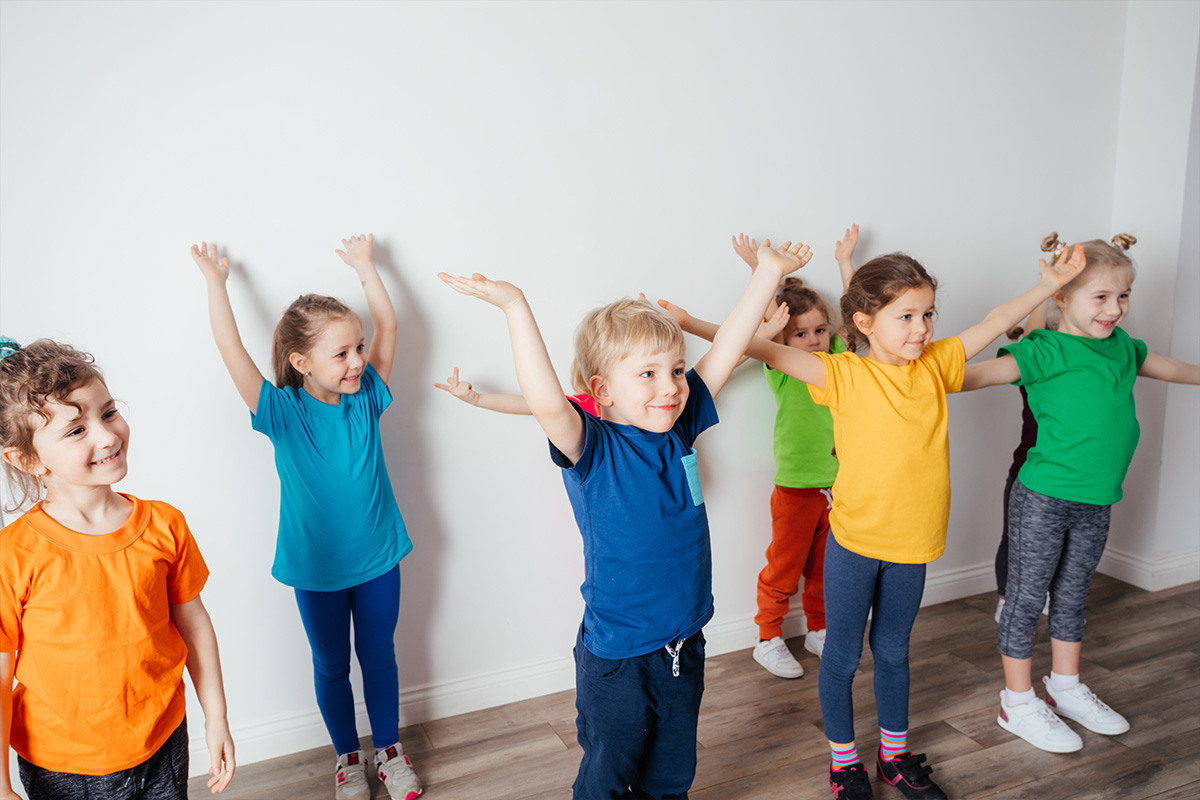 Bambini che giocano alla danza delle statue