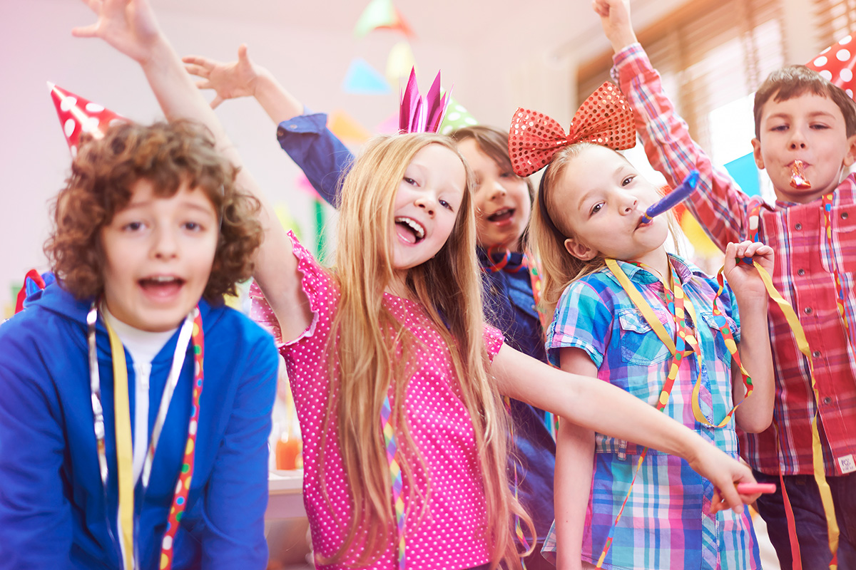 Bambini che festeggiano una festa a sorpresa