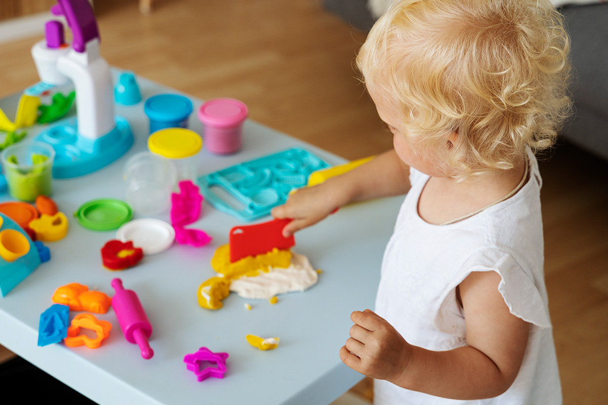 bambino di 2 anni che gioca a cucinare