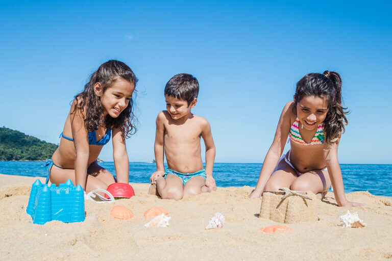 10 Giochi da Spiaggia per Bambini: Dalle Costruzioni di Sabbia alle Gare di Castelli