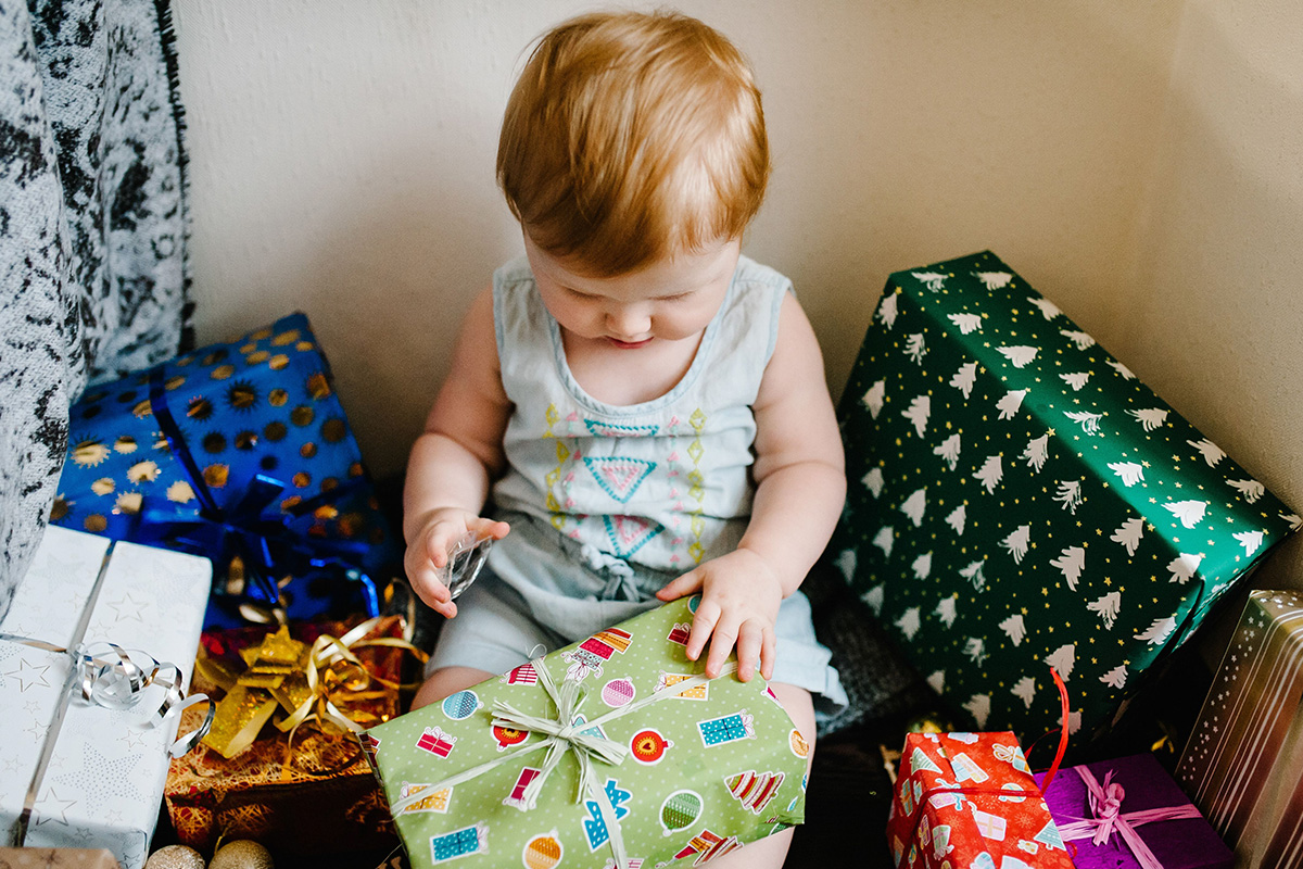 Bambino di 1 anno che apre un regalo