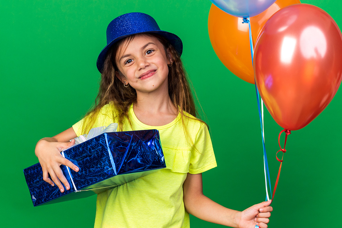 Bambina di 7 Anni con un Regalo