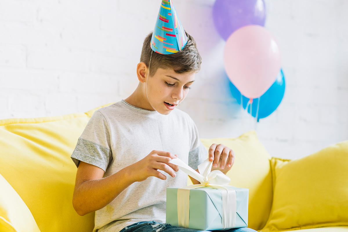 Bambino di 11 Anni che apre un Regalo