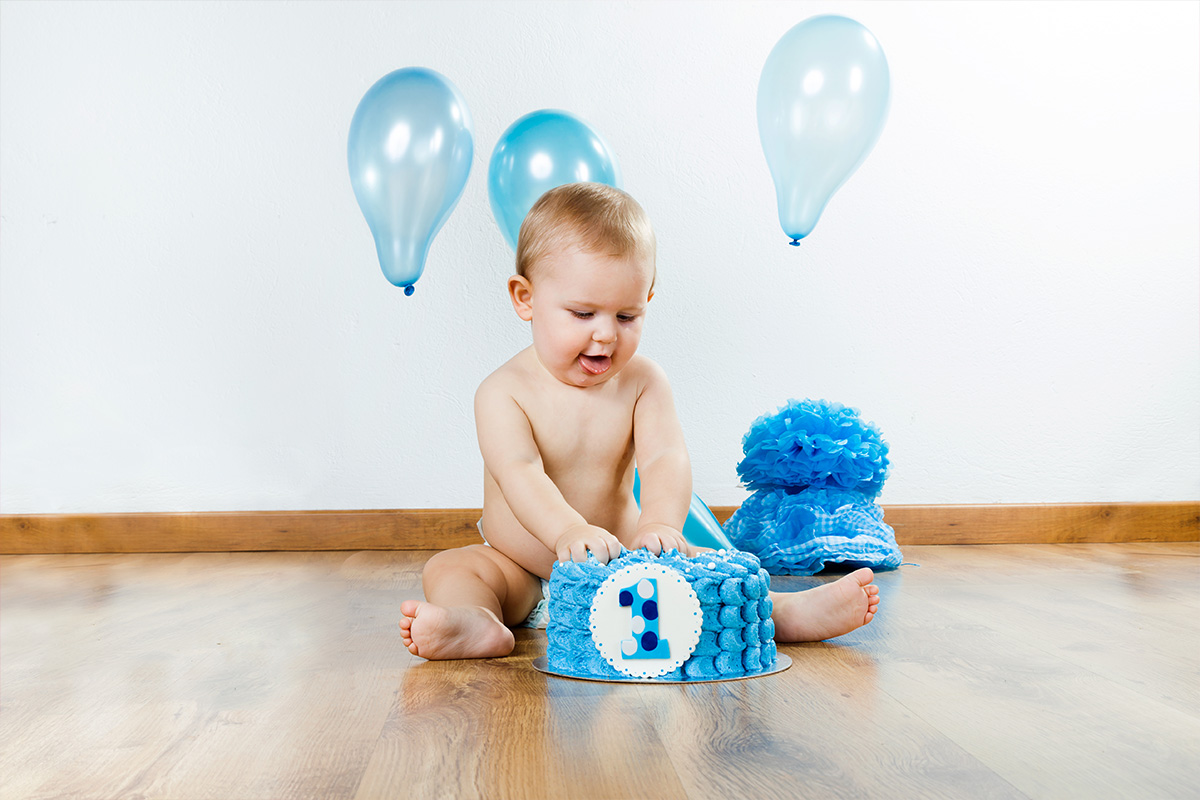 Bambino che festeggia il suo mesiversario