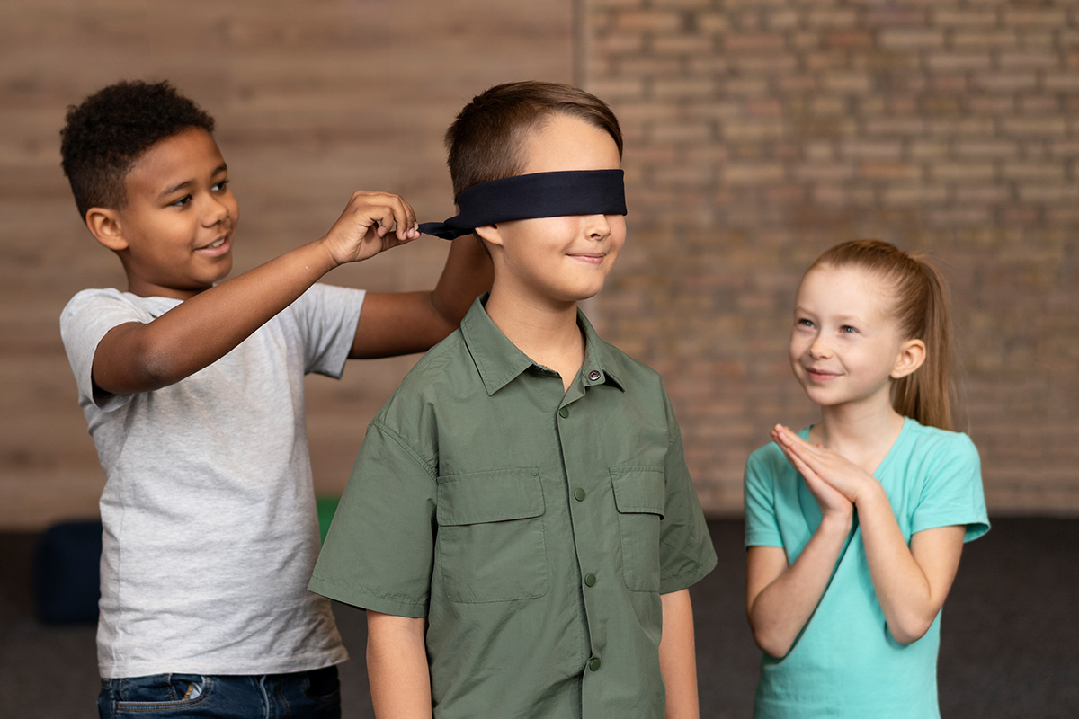 bambini che giocano a Mosca Cieca