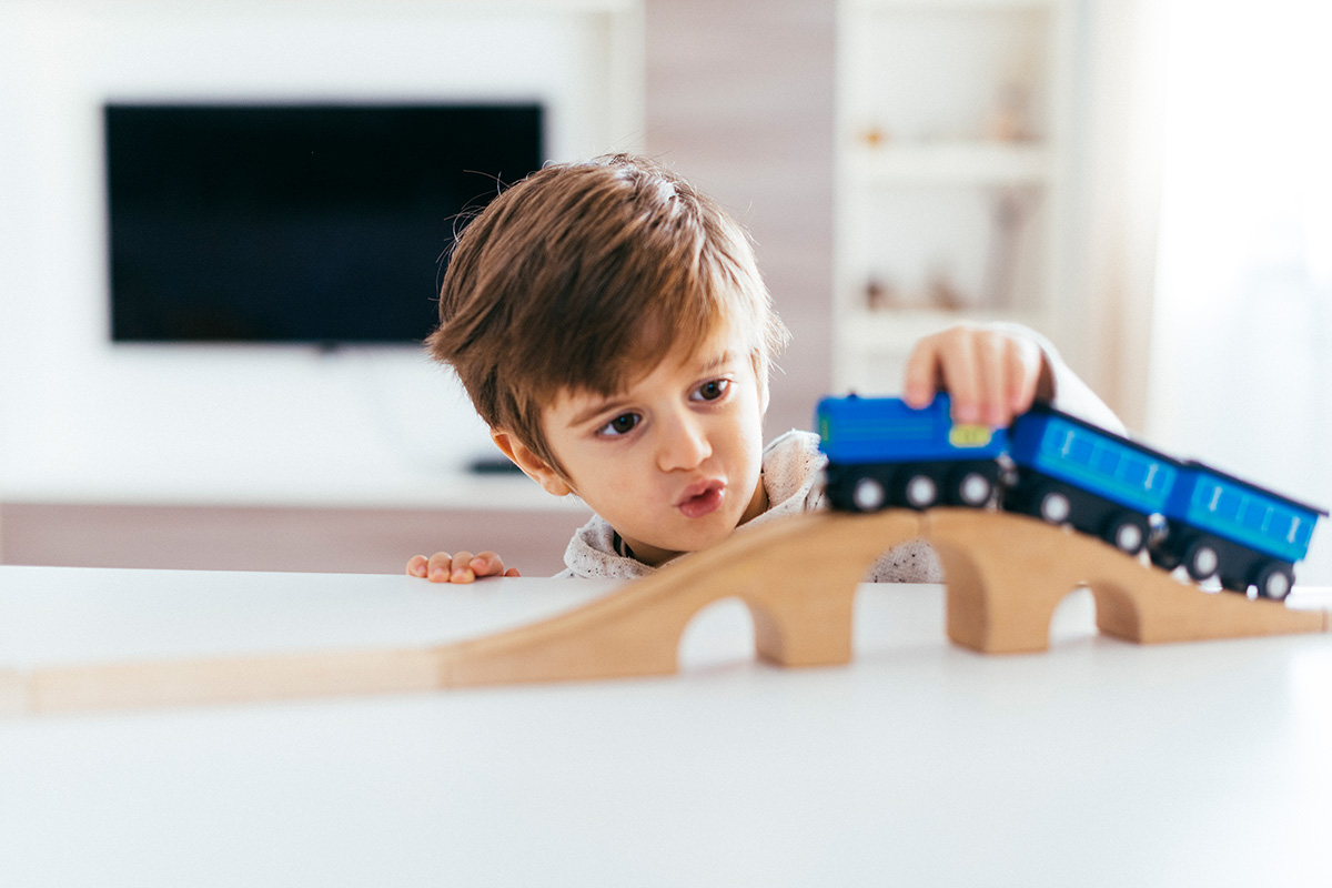 Bambini che gioca con un trenino giocattolo