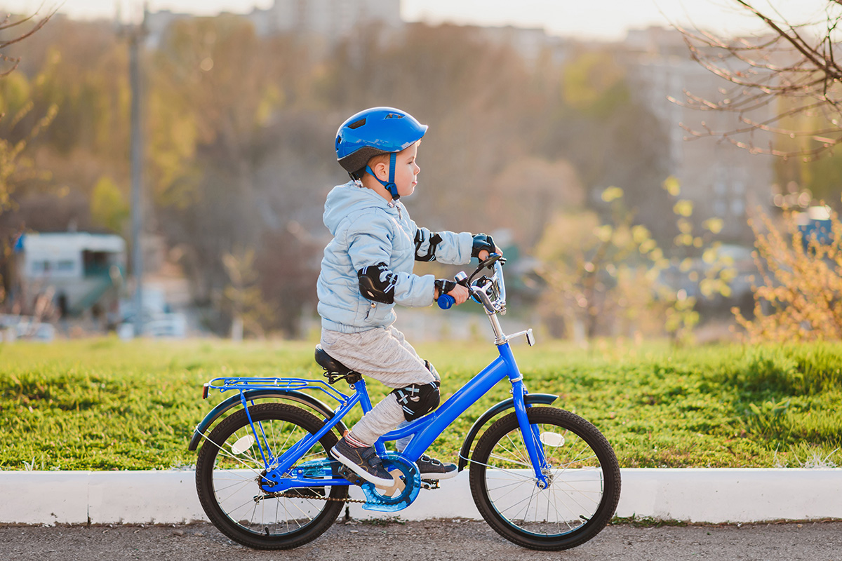 Bambino che impara ad andare in bicicletta