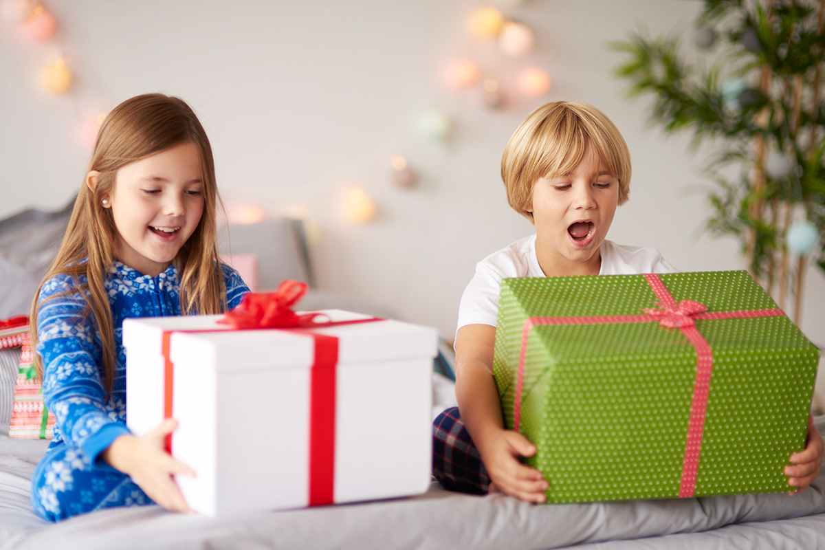 un bambino e una bambina con delle scatole regalo